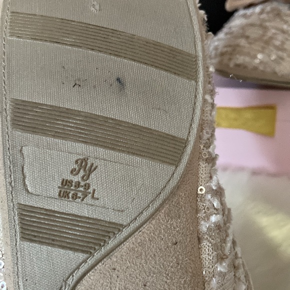 Absolutely cute bead and sequin indoor slipper size L - Picture 5 of 8